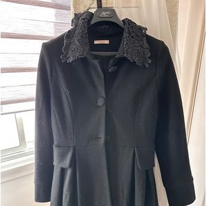 Black lace collar A-line coat 38%wool and 61 polyester